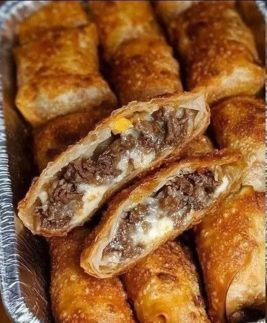 Assortiment de petits gâteaux décorés sur une table